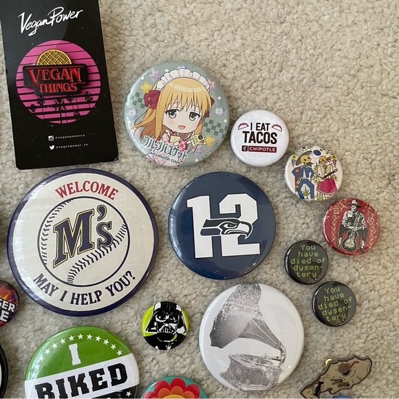 Colorful Button and Pin Collection (30) - Picture 5 of 8